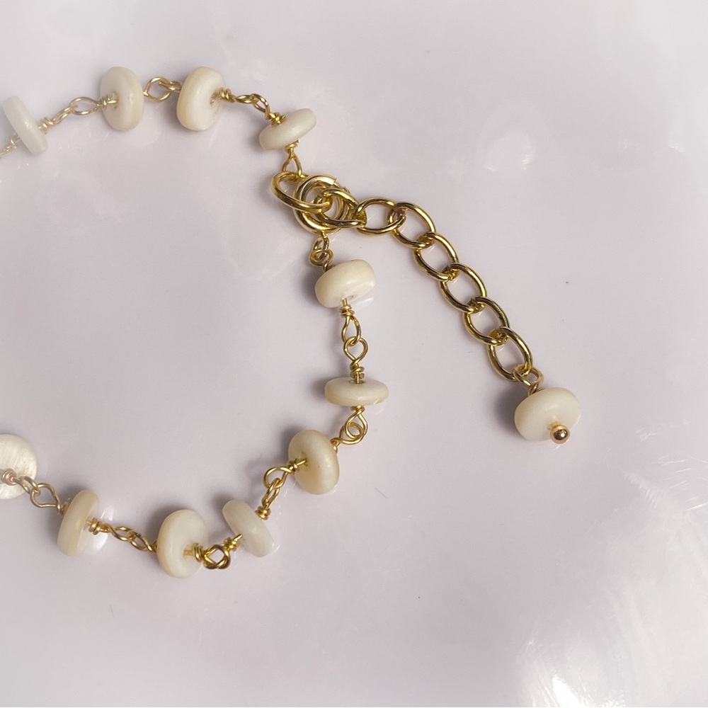 White Shell Bracelet - Picture 2 of 4